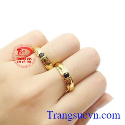Với điểm nhấn là viên đá Sapphire ở chính giữa càng khiến cho sản phẩm thêm nổi bật. Nhẫn cưới Sapphire uyên ương
