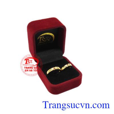 Hôn nhân là chính là đích đến của hai trái tim yêu thương. Nhẫn cưới Sapphire vàng viên mãn