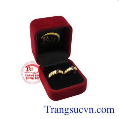 Sapphire là loại đá quý dành cho những ngày kỉ niệm 5 năm và 45 năm. Nhẫn cưới Sapphire yêu thương
