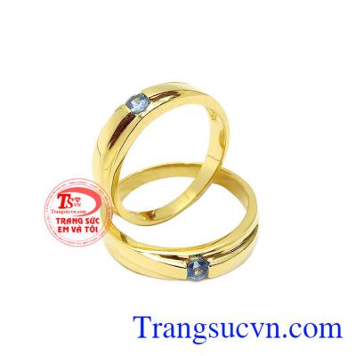 Nhẫn cưới Topaz bền chặt kiểu dáng tinh tế, chế tác 14k sang trọng.