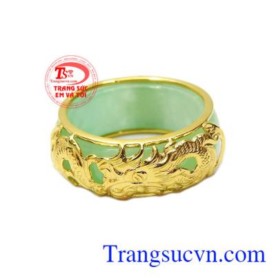 Nhẫn jadeite bọc rồng đại cát với thiết kế vừa lạ vừa quen tạo cảm giác mới lạ cho người dùng.