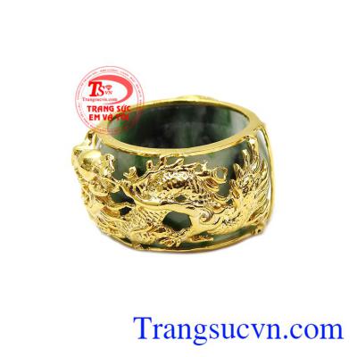 Hình ảnh rồng vàng mang ý nghĩa thịnh vượng và uy quyền sức mạnh. Nhẫn jadeite bọc rồng oai hùng