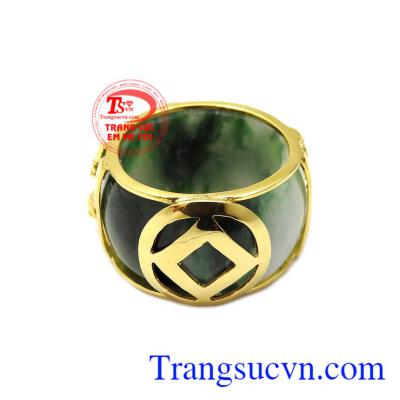 Rồng đứng đầu trong bốn linh vật và đặc biệt mang nguồn năng lượng tốt đến cho phái mạnh. Nhẫn jadeite bọc rồng oai hùng