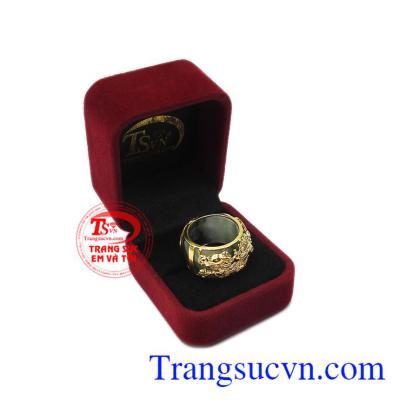 Sản phẩm thích hợp đeo ngón cái hoặc ngón giữa tạo phong cách nam tính. Nhẫn jadeite bọc rồng oai hùng