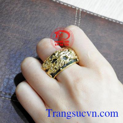 Nhẫn jadeite bọc rồng oai hùng hợp mệnh, phù hợp với nhiều độ tuổi.