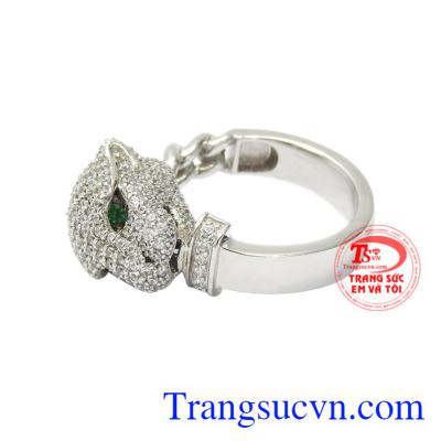 Vì vậy hình tượng báo luôn được các nhà thiết kế trang sức tận dụng mang lại vẻ cá tính, phong cách cho phái mạnh.