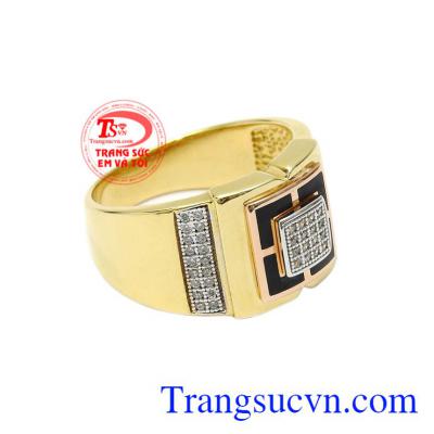 Đeo trên mình một chiếc nhẫn nam vàng sẽ khiến các nam giới tăng thêm phần sang trọng, hiện đại.