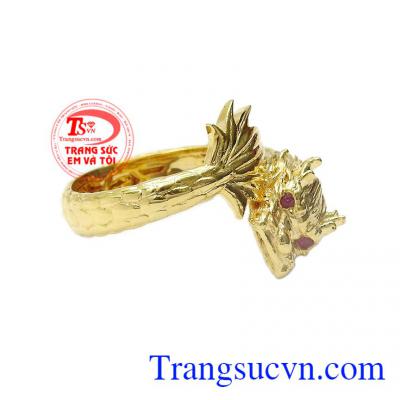 Sản phẩm được chế tác hình rồng biểu tượng cho sự mạnh mẽ, nam tính và quyền lực của phái mạnh,Nhẫn nam vàng rồng đính Ruby
