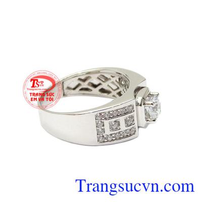 Không như những chiếc nhẫn vàng màu, nhẫn nam vàng trắng mang đến một phong cách mới, thời thượng và đẳng cấp. Nhẫn nam vàng trắng thành đạt