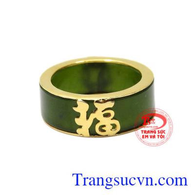 Sản phẩm được thiết kế chữ Phúc với mong muốn người đeo luôn nhận được phúc lộc và may mắn.