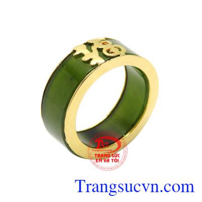Nhẫn ngọc Nephrite chữ Phúc được chế tác tỉ mỉ và công phu mang lại vẻ quý tộc, nam tính cho phái mạnh.