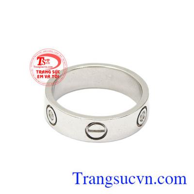 Không quá rườm rà, nhiều chi tiết, nhưng từng đường nét đều giúp thể hiện cá tính của người dùng. Nhẫn nữ catier cá tính