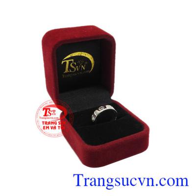Với phong cách tối giản là điểm nhấn của sản phẩm này. Nhẫn nữ catier cá tính