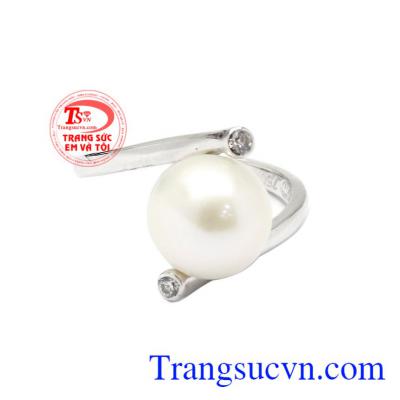 Nhẫn nữ ngọc trai kiêu sa là một thiết kế mới của trang sức Em và Tôi. 
