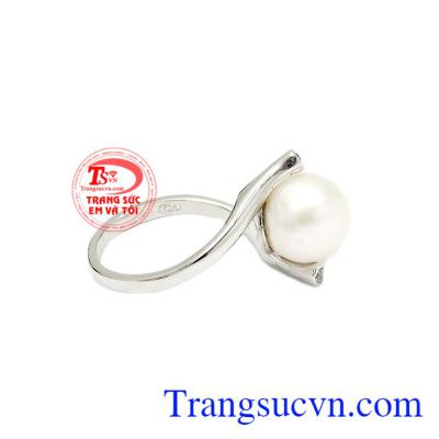 Ngọc trai mang ý nghĩa của sự may mắn và tốt lành. Nhẫn nữ ngọc trai kiêu sa