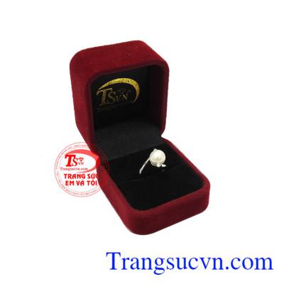 Vừa mang vẻ đẹp sang trọng, vừa có ý nghĩa trong đời sống vì vậy mà trang sức ngọc trai luôn được các chị em yêu thích. Nhẫn nữ ngọc trai kiêu sa
