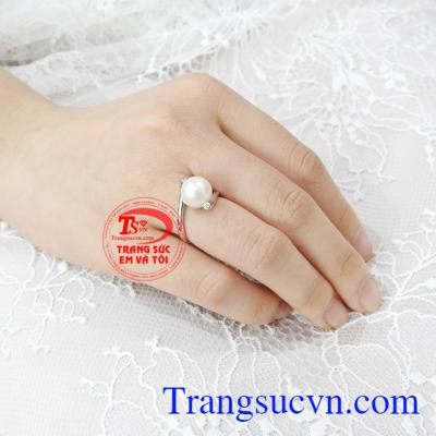 Với chiếc nhẫn ngọc trai kiêu sa trên tay cũng đủ để khiến phái đẹp càng thêm cuốn hút. 