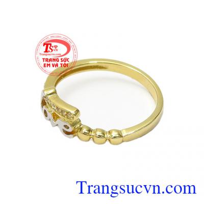 Điểm nhấn cho sản phẩm là chữ Love được thiết kế uốn lượn, đẹp mắt tạo sự nổi bật cho đôi tay của các cô gái,Nhẫn nữ vàng chữ Love