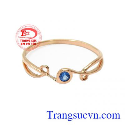 Nhẫn được chế tác từ vàng hồng 18k mang lại sự mới mẻ, kiểu dáng thanh lịch, trẻ trung phù hợp với nhiều lứa tuổi,Nhẫn nữ vàng mong manh