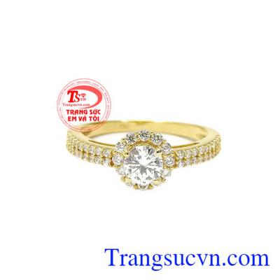 Nhẫn nữ vàng rực rỡ tỏa sáng giúp cho đôi tay của bạn càng thêm xinh đẹp hơn.