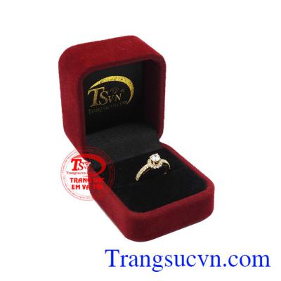 Nhẫn nữ vàng rực rỡ chế tác từ vàng tây 18k kết hợp cùng đá cz lấp lánh mang đến vẻ đẹp cuốn hút.