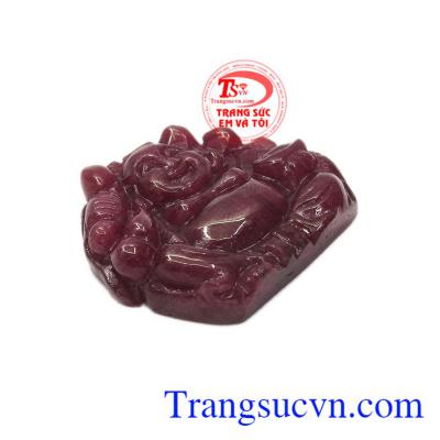 Phật di lặc ruby thiên nhiên hoan hỉ có màu đỏ tím đậm rất phù hợp cho người mệnh hỏa và mệnh thổ. 