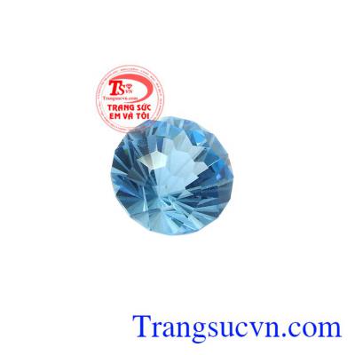 Viên đá Topaz an lành được chế tác đường nét tinh xảo với những đường cắt tinh tế hình pháo hoa tạo sức hút cho viên đá.