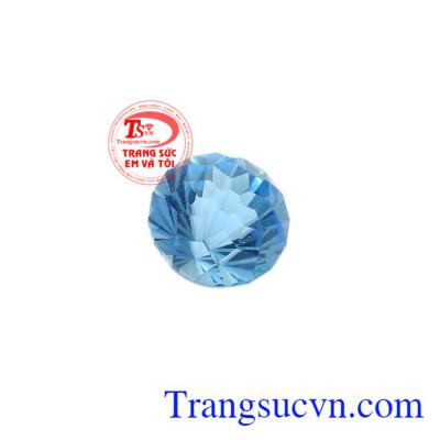 Viên đá Topaz cát tường kết hợp cùng với trang sức vàng tạo nên vẻ đẹp khó cưỡng, hút hồn.