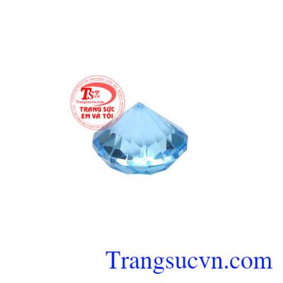 Trong phong thủy đá Topaz giúp người sở hữu gặp nhiều may mắn, điềm lành tài vận thăng hoa. Viên đá Topaz cát tường