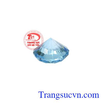 Với đường cắt sắc nét, màu đá xanh bắt mắt thu hút ánh nhìn. Viên đá Topaz thịnh vượng