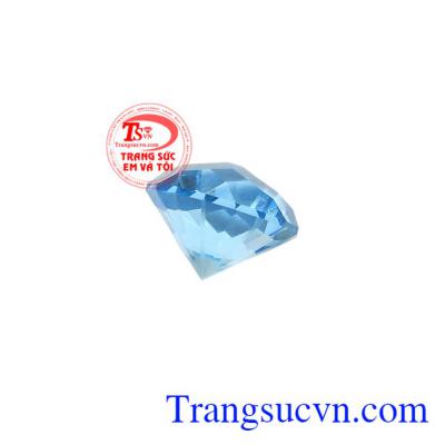 Topaz theo tiếng Hy Lạp có ý nghĩa là "tìm kiếm", theo ngôn ngữ Phạn cổ Topaz có nghĩa là lửa. Viên đá Topaz tinh tế