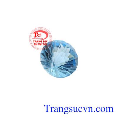 Viên đá Topaz tinh tế được chế tác với những đường cắt sắc nét hình pháo hoa khó tìm, tinh xảo mang lại vẻ sang trọng cho người sở hữu.
