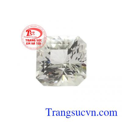 Viên topaz trắng tài lộc được chế tác bắt mắt với những lớp cắt tinh xảo bằng công nghệ mới và hiện đại nhất.