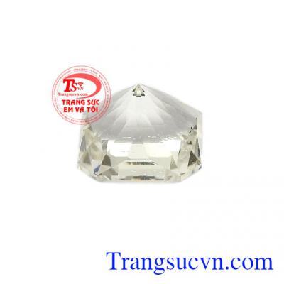 Topaz trắng bảo vệ con người khỏi cảm cúm, điều trị bênh ở các cơ quan gan, lá lách. Viên topaz trắng tài lộc