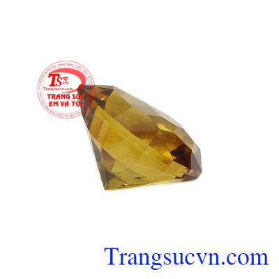 Viên thạch anh vàng được chế tác tỉ mỉ, tinh xảo thích hợp làm mặt dây, mặt nhẫn hoặc hoa tai toát lên vẻ quý phái, sang trọng cho chủ nhân. Viên thạch anh vàng đẳng cấp