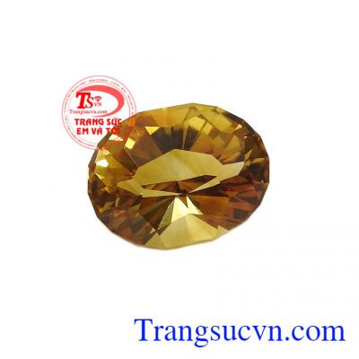 Viên thạch anh vàng phú quý được chế tác tinh tế, tỉ mỉ với những lớp cắt tinh xảo, bắt mắt. 