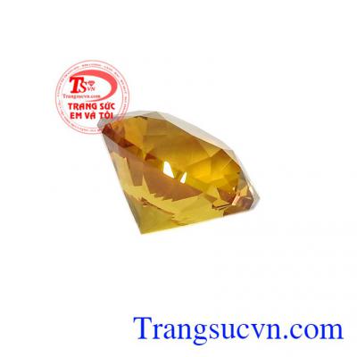 Viên đá có sức quyến rũ hút hồn khiến bao người yêu thích đá quý ưa chuộng với từng lớp cắt tinh xảo cùng kĩ thuật cao. Viên thạch anh vàng sang trọng
