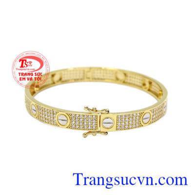 Vòng catier sang trọng với vẻ đẹp tinh tế đầy sức mê hoặc khiến cho không một ai có thể chối từ.
