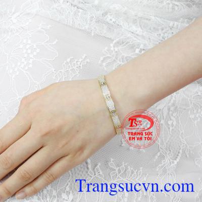 Được chế tác từ vàng 18k, kết hợp cùng những viên đá cz tạo nên chiếc vòng catier sang trọng.