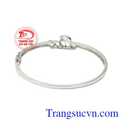 Nếu bạn đang tìm một món quà để dành tặng cho người phụ nữ của bạn thì vòng tay love hạnh phúc.chính là một gợi ý hay. Vòng tay love hạnh phúc