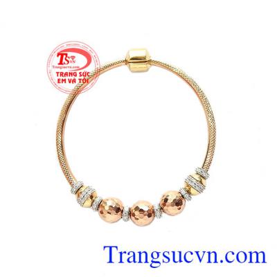 Với sự kết hợp vàng màu và vàng hồng khiến chiếc vòng tay vô cùng độc đáo. Vòng tay vàng hồng ấn tượng