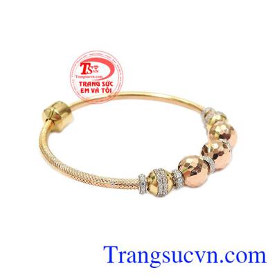 Vòng tay vàng hồng ấn tượng với kiểu thiết kế hợp thời trang, phong cách cho phái đẹp thể hiện cá tính.