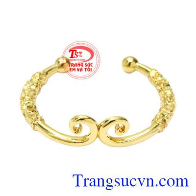 Vòng vàng kim cô độc đáo được chế tác từ vàng 14k chạm khắc tinh xảo.