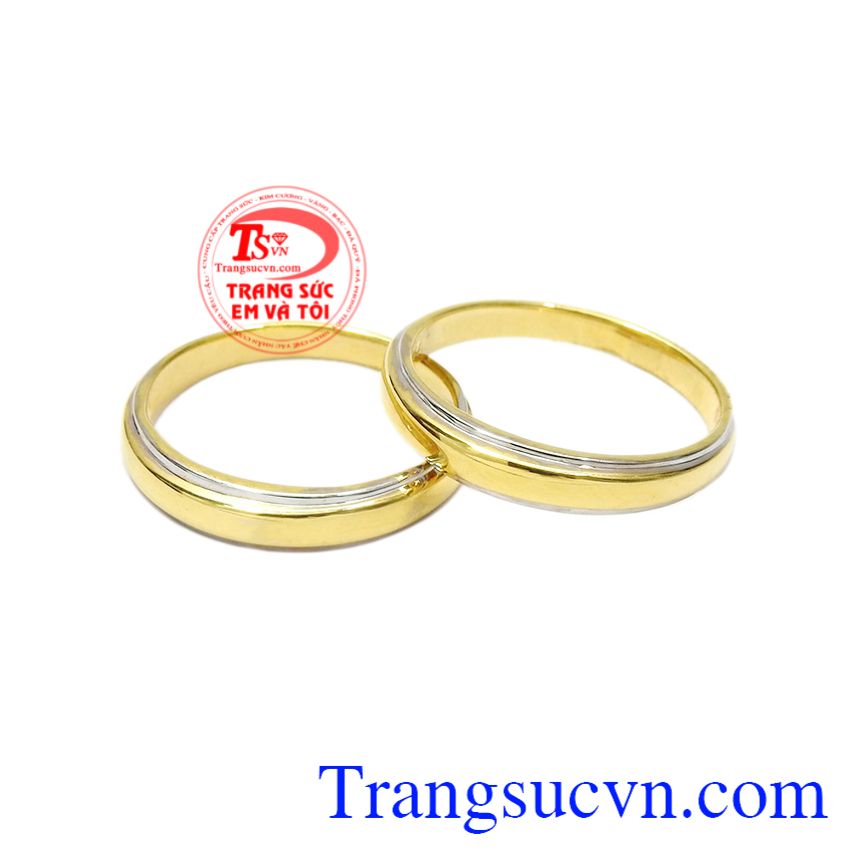 Nhẫn cưới vàng trơn hạnh phúc được chế tác từ vàng 14k kết hợp hài hòa cùng vàng trắng và vàng màu.