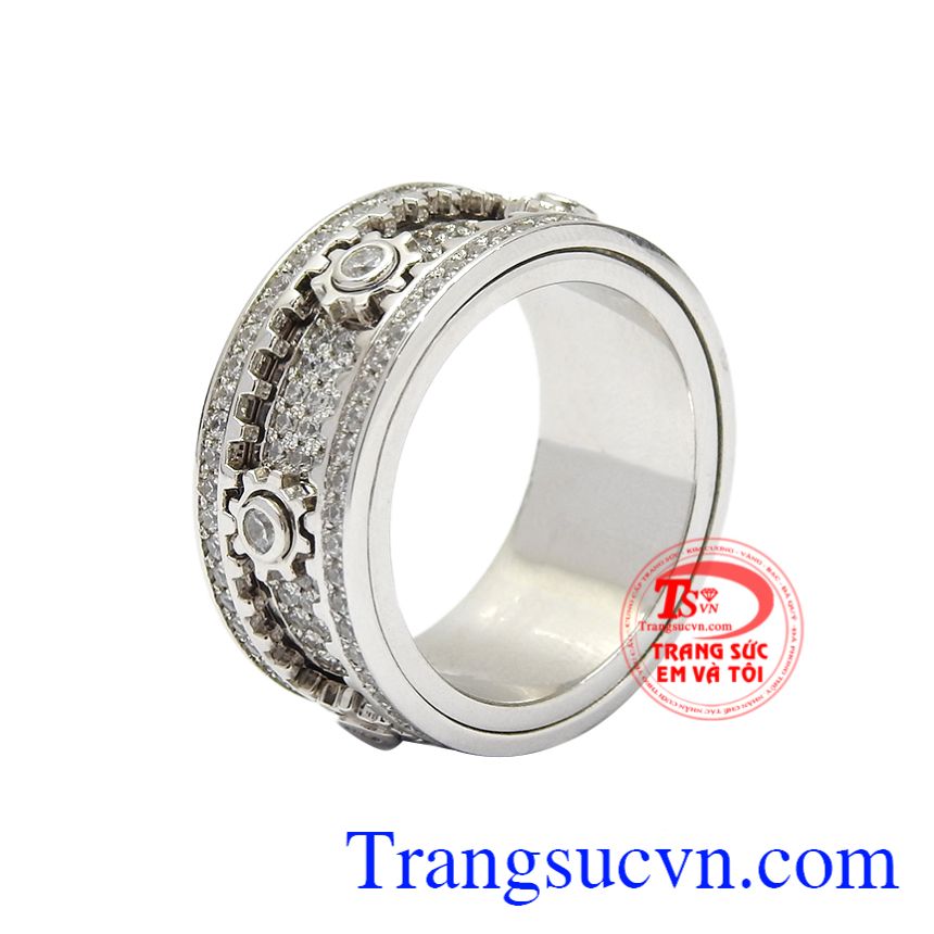 Nhẫn vàng trắng phong cách mới là sản phẩm được chế tác tinh xảo từng đường nét chạm khắc tỉ mỉ tạo nên một chiếc nhẫn độc đáo.