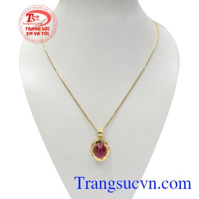 Bộ dây chuyền gắn đá phong cách là sự kết hợp tinh tế giữa dây chuyền vàng Ý 10k và mặt dây gắn đá Ruby nhân tạo