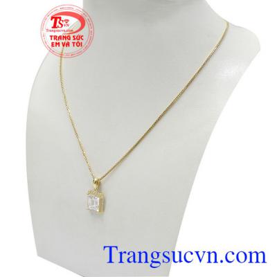 Với sự kết hợp đầy tinh tế tạo nên xu hướng thời trang hiện đại cho người đeo