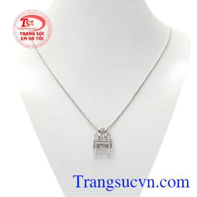 Bộ mặt dây chữ H tinh tế được chế tác xinh xắn mang lại vẻ trẻ trung, hiện đại cho người đeo.