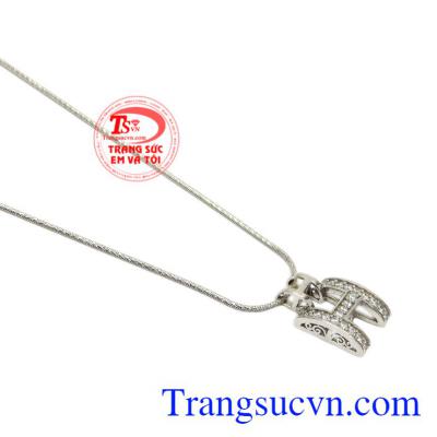 Đeo bộ mặt dây vàng trắng giúp các cô gái thu hút và nổi bật hơn trước đám đông.