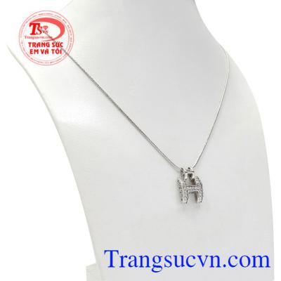 Nói về trang sức vàng thì mặt dây chữ không bao giờ hết hot và cũng không trở nên lỗi mốt.